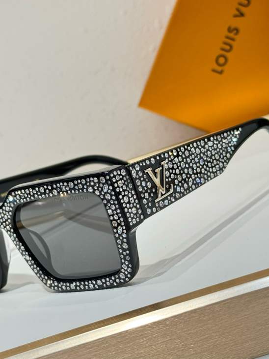 Picture of Louis Vuitton Sunglasses _SKUfw75010478fw
